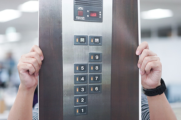 高輪ビルのエレベータボタン